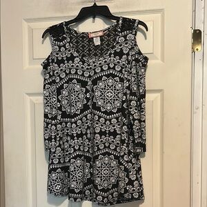 C’est La Vie That’s Life Black and White Cold Shoulder Top Size Large